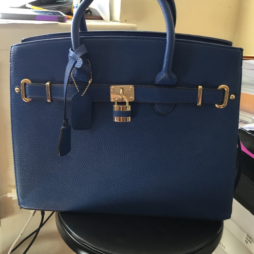 Blue large bag with padlock